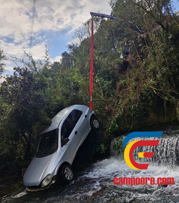Veículo desgovernado bate em defensa, atravessa rodovia e cai em rio em Palma Sola