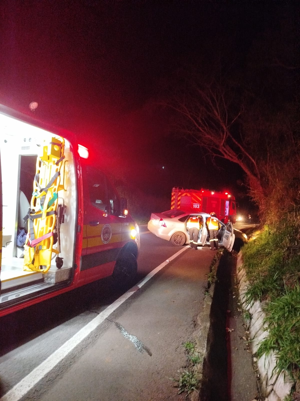 Idoso é socorrido após veículo sair da pista e bater em canaleta e barranco