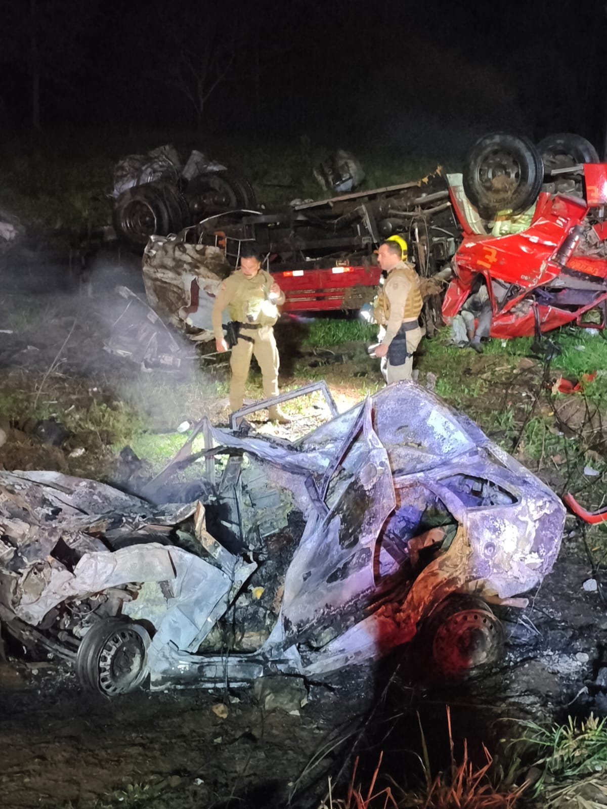 Tragédia na SC-305: quatro pessoas morrem em grave colisão entre carro e caminhão