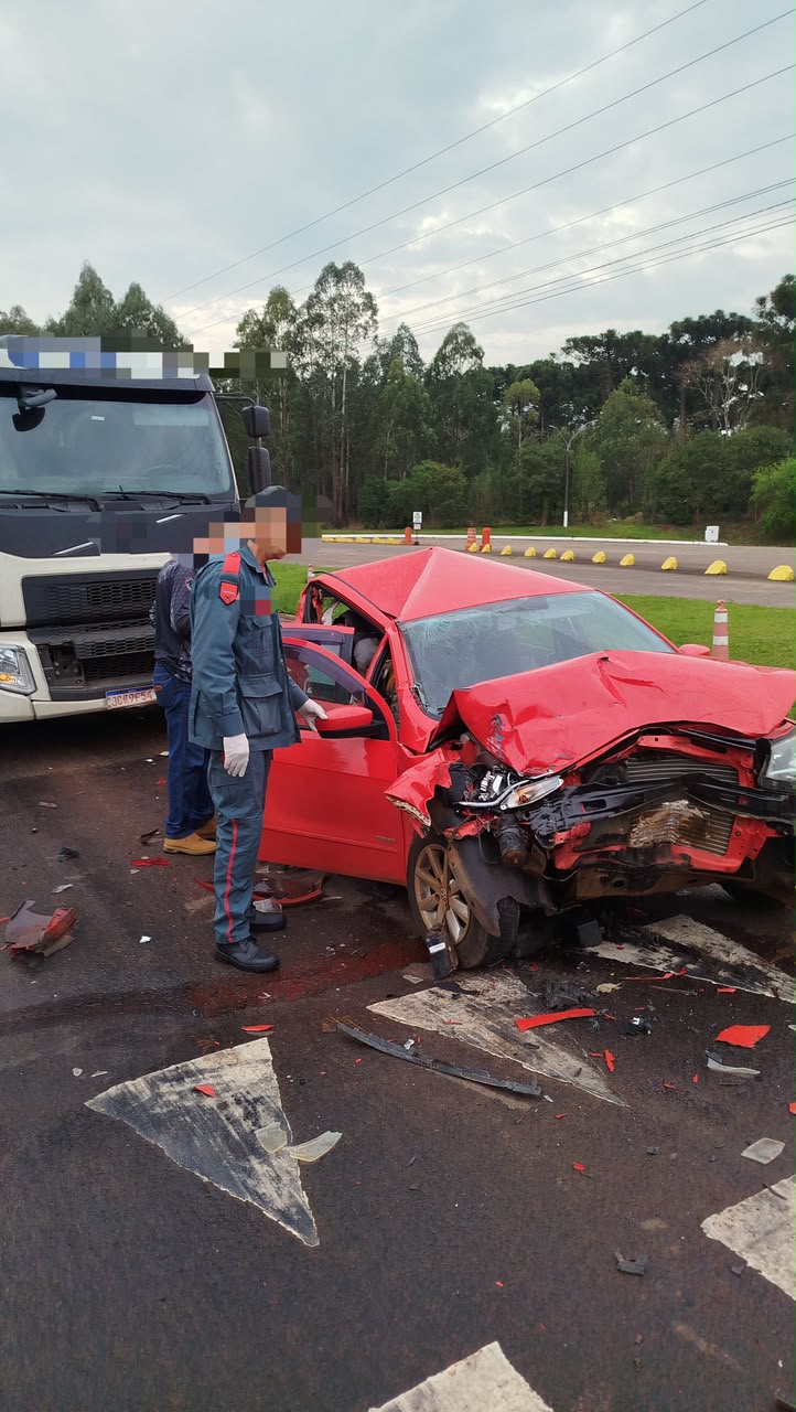 Veículo de passeio é prensado por dois caminhões na SC-155, em Abelardo Luz