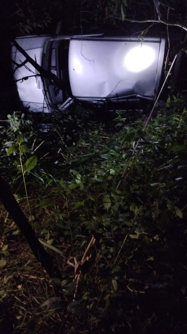 Veículo sai da pista, capota e cai em ribanceira na SC-163, em Itapiranga