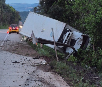Caminhoneiro morre após tombamento de caminhão na PRC-280, em Mariópolis