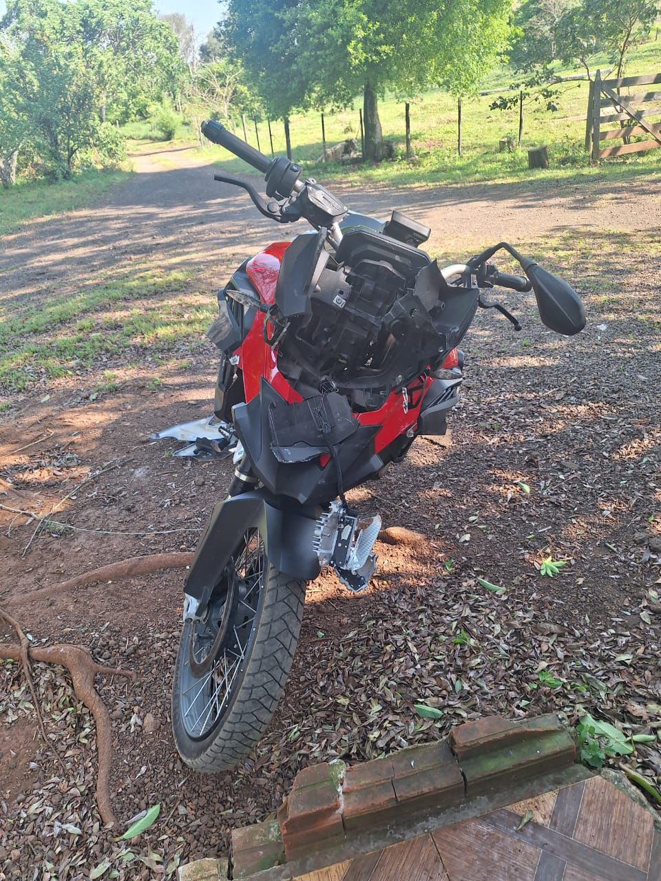 Motociclista fica ferido após colidir na traseira de camionete na SC-161, em Romelândia