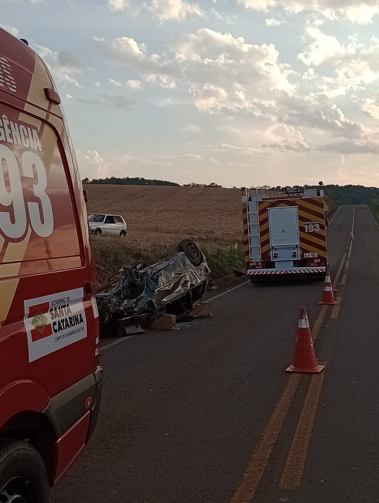 Três pessoas ficam feridas em capotamento na SC-480, em Galvão