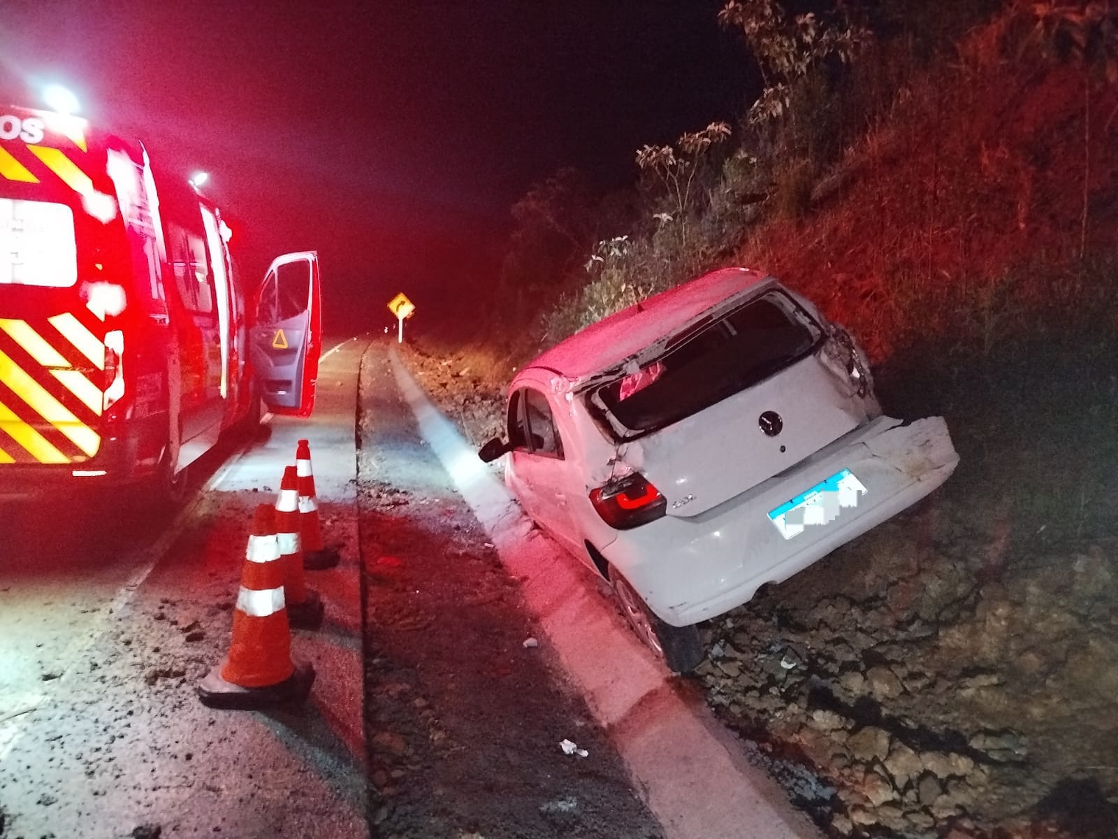 Veículo com placas de São Bernardino é abandonado após capotamento na SC-305