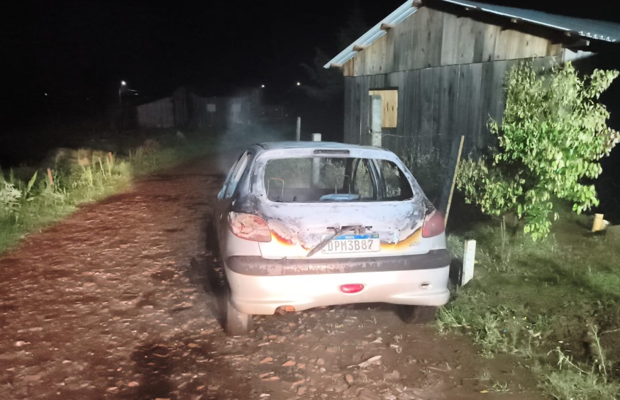 Bombeiros atendem ocorrência de incêndio em veículo em Campo Erê