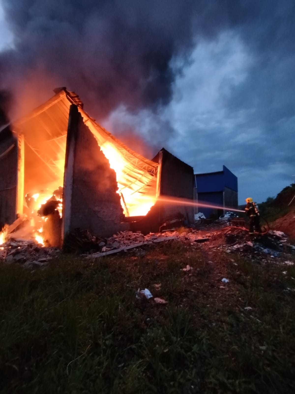 Barracão de reciclagem pega fogo em São Lourenço do Oeste