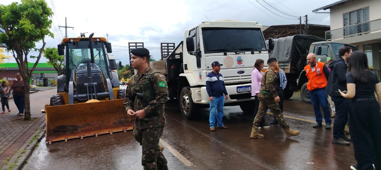 Defesa Civil, Exército e Força Nacional auxiliam moradores de Renascença na reconstrução após temporal