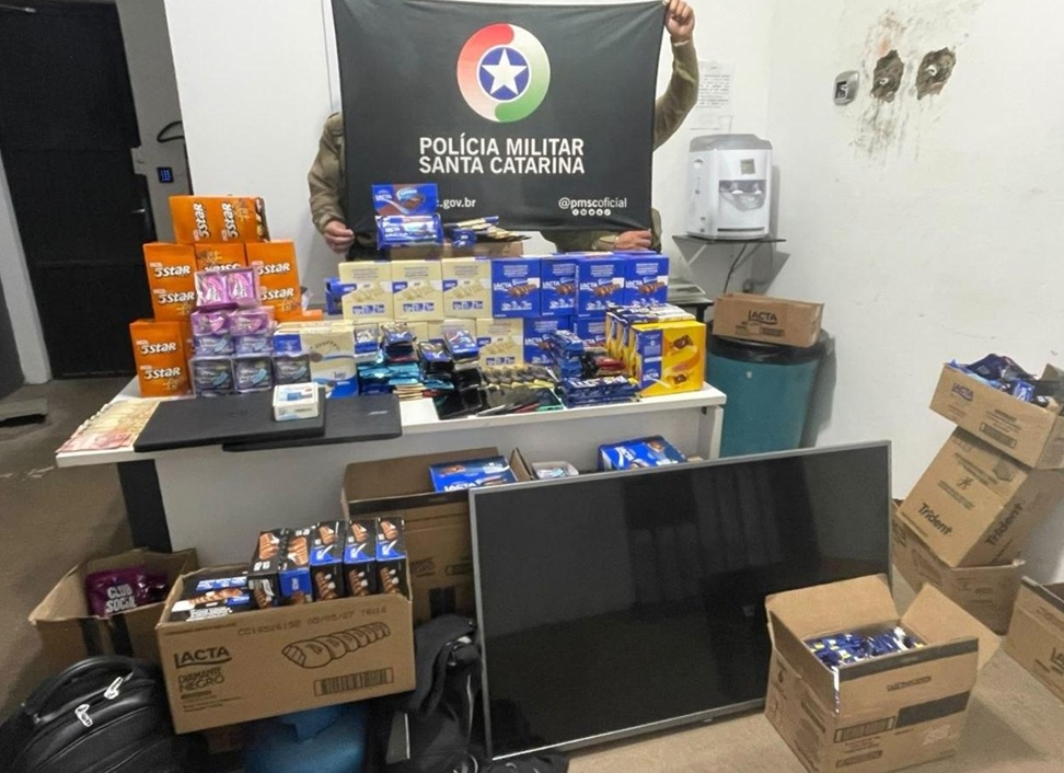 Após furtar doces de caminhão, homem é flagrado com grande quantidade de objetos de possível origem criminosa