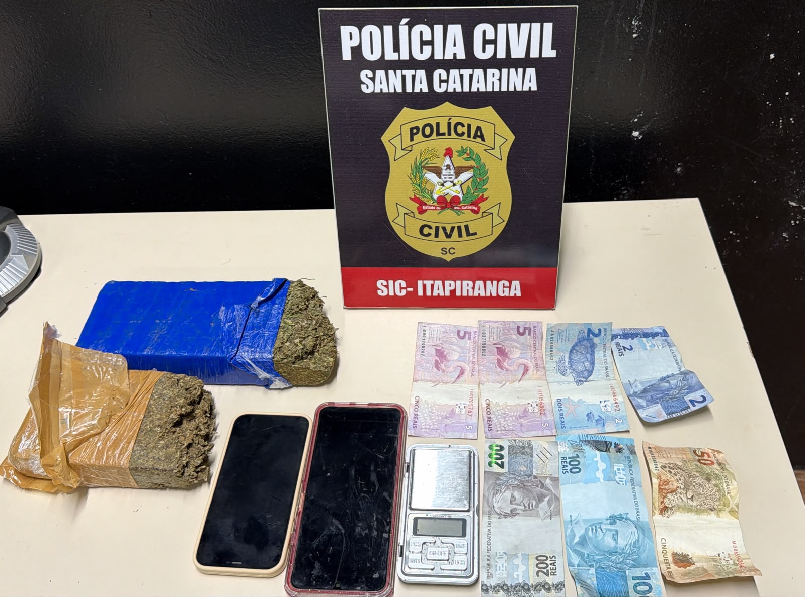 Mulher de 22 anos é presa suspeita de tráfico de drogas em Itapiranga