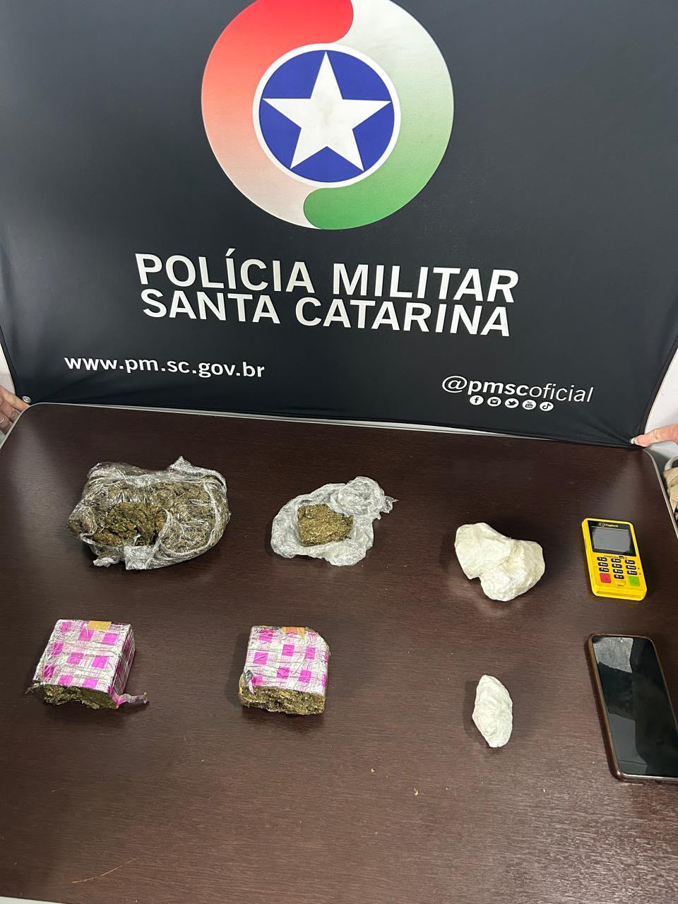 Mulher tenta fugir ao avistar viatura e é presa com drogas na BR-282, em Maravilha