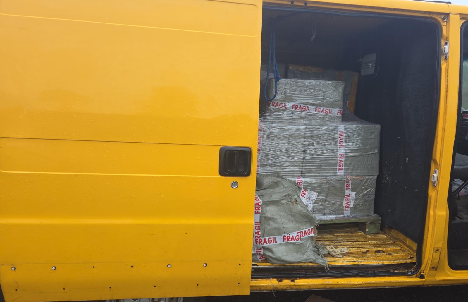 Van foge por 40 km em alta velocidade e é apreendida com perfumes importados na BR-280