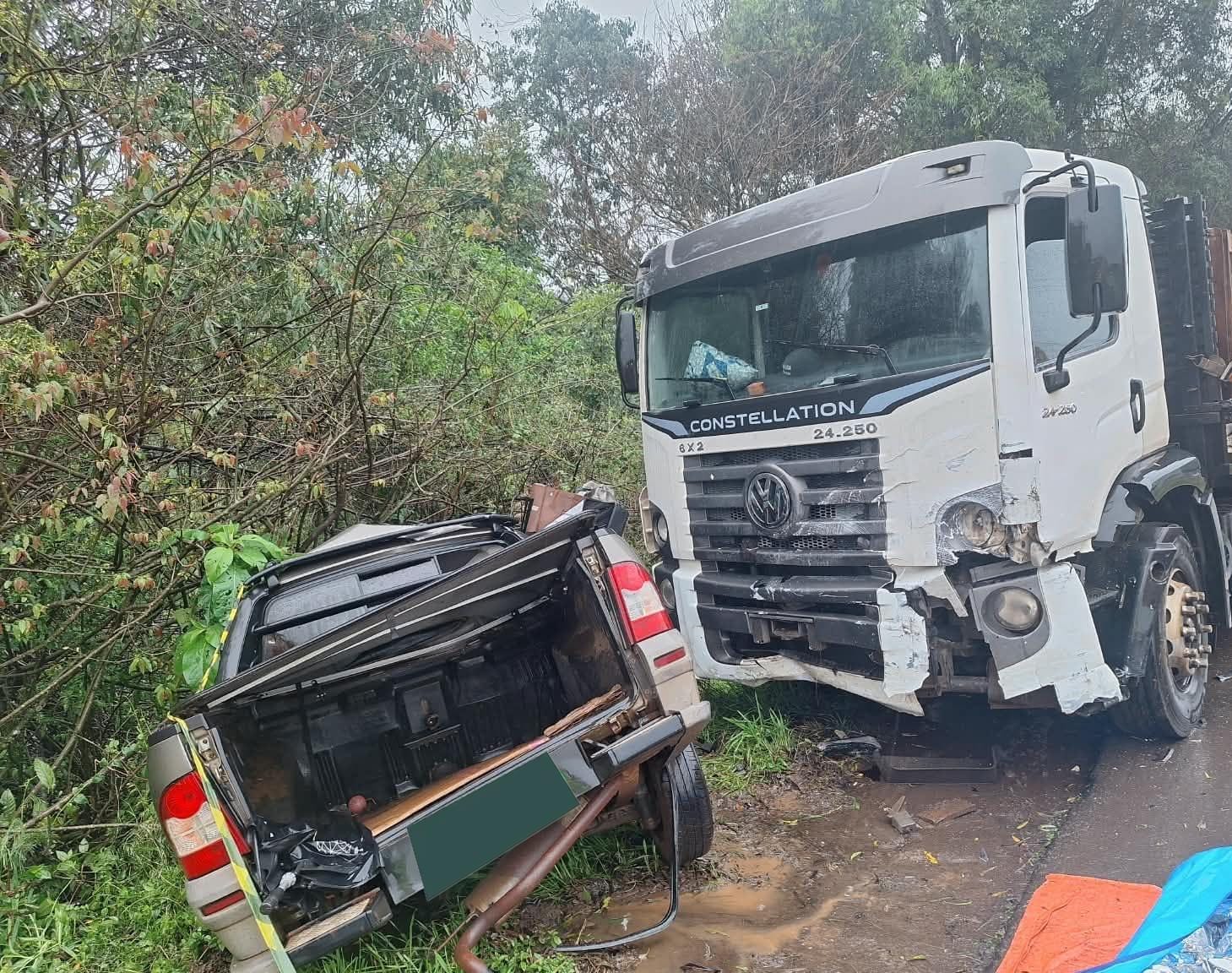 Duas pessoas morrem em colisão entre carro e caminhão na SC-355, em Videira