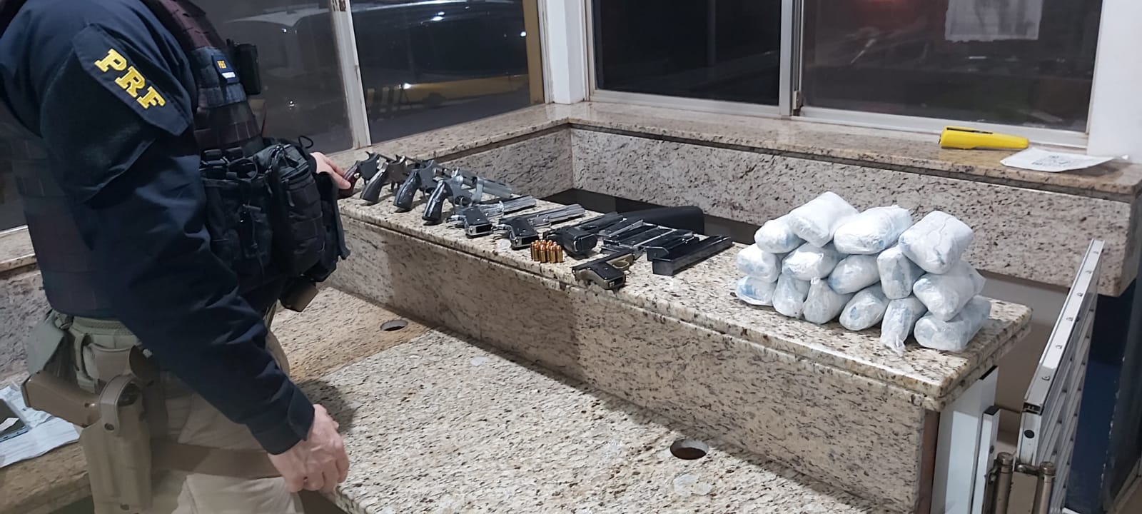 PRF apreende oito armas e 3,4 kg de haxixe com duas mulheres em ônibus no Paraná