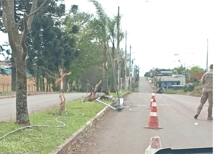 Poste de energia elétrica amanhece caído na Avenida Bandeirantes, em Campo Erê