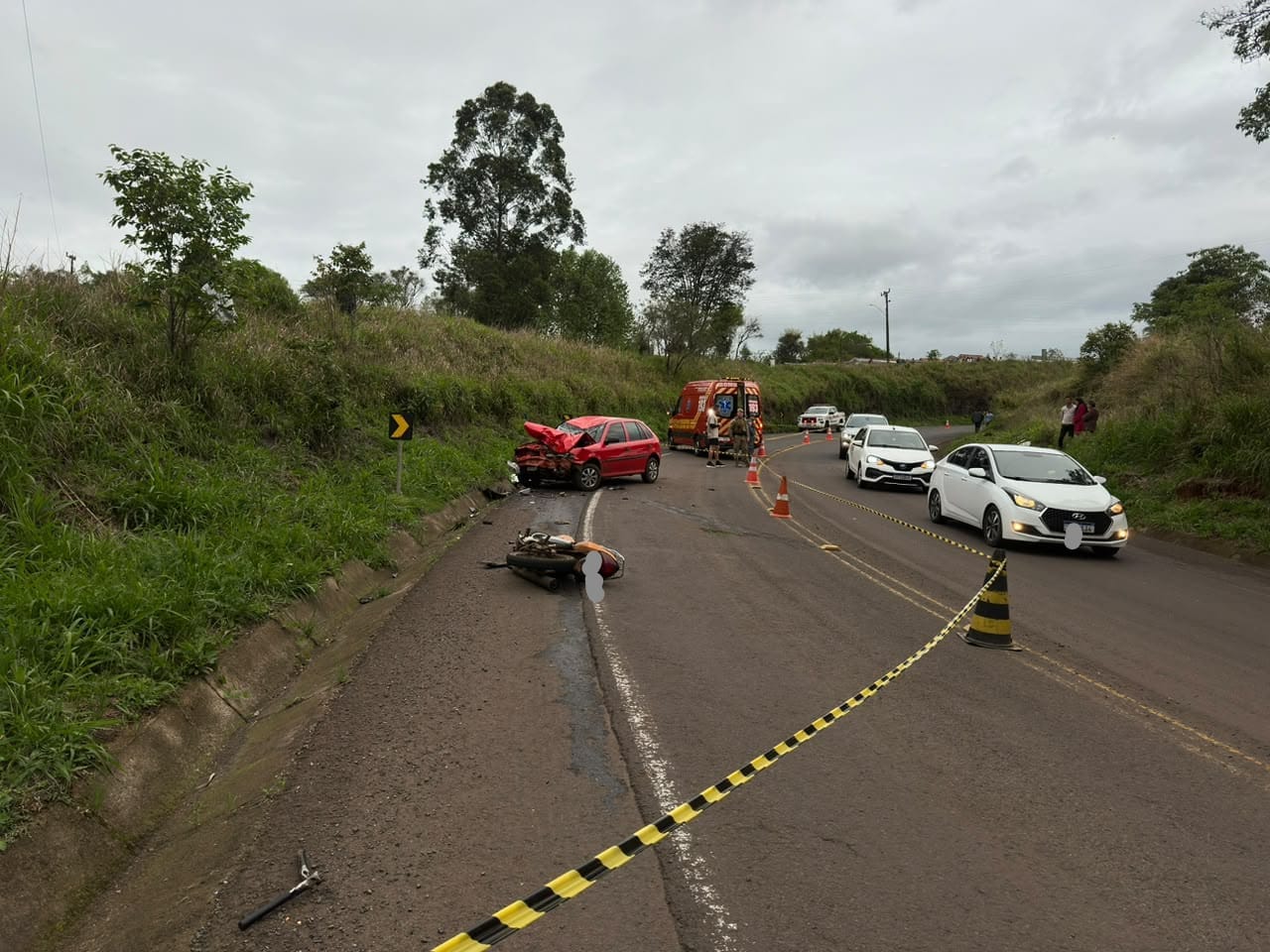 Moto invade contramão e piloto morre em grave acidente na SC-161, em Romelândia