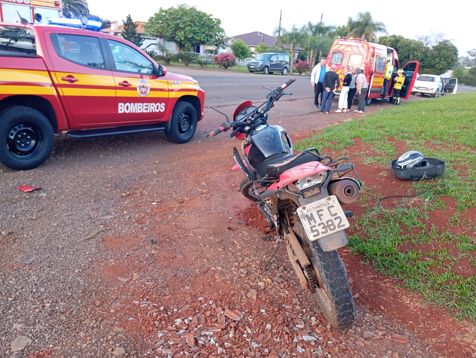 Duas pessoas ficam feridas em acidente entre moto e carro em São João do Oeste