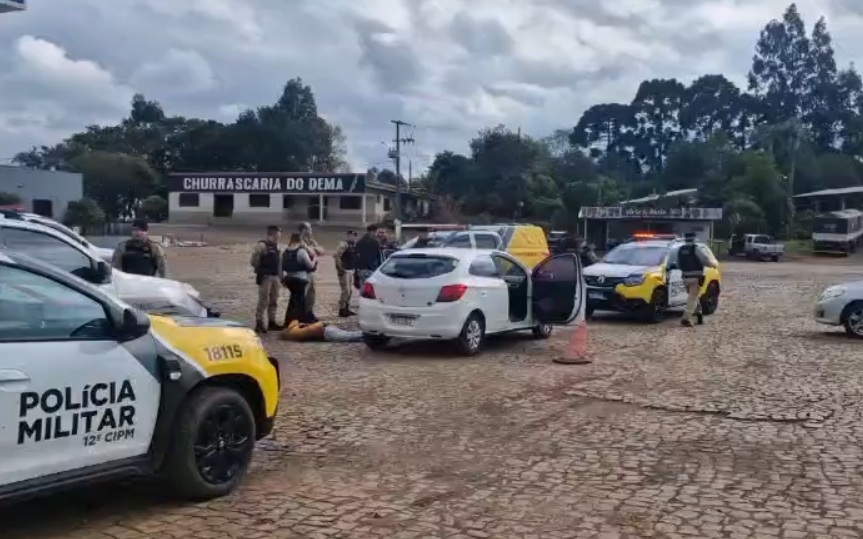 Taxista é assaltado e PM de SC e PR recupera veículo e prende dois suspeitos