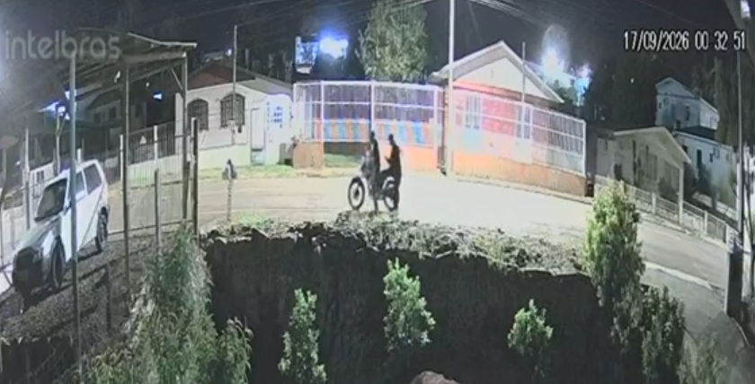 Monitoramento flagra dupla furtando motocicleta em Campo Erê