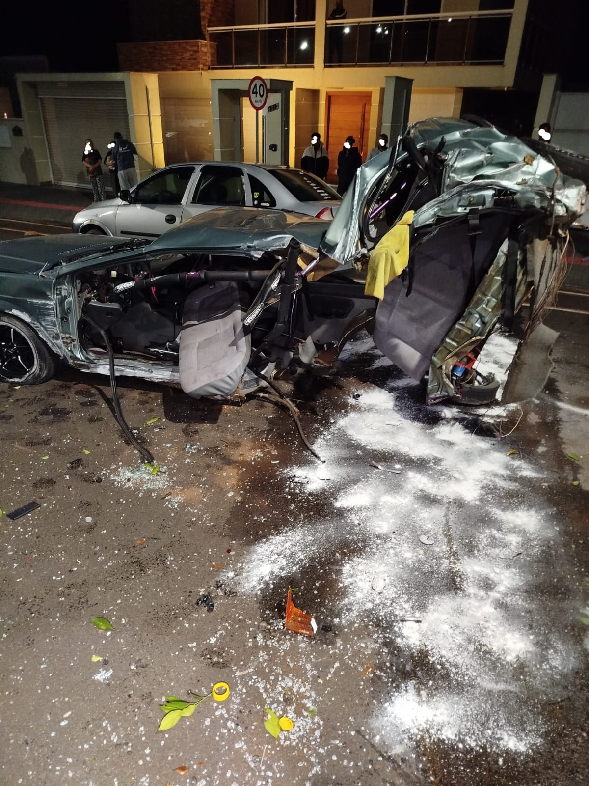 Veículo bate em poste, capota e deixa condutor ferido em São Lourenço do Oeste