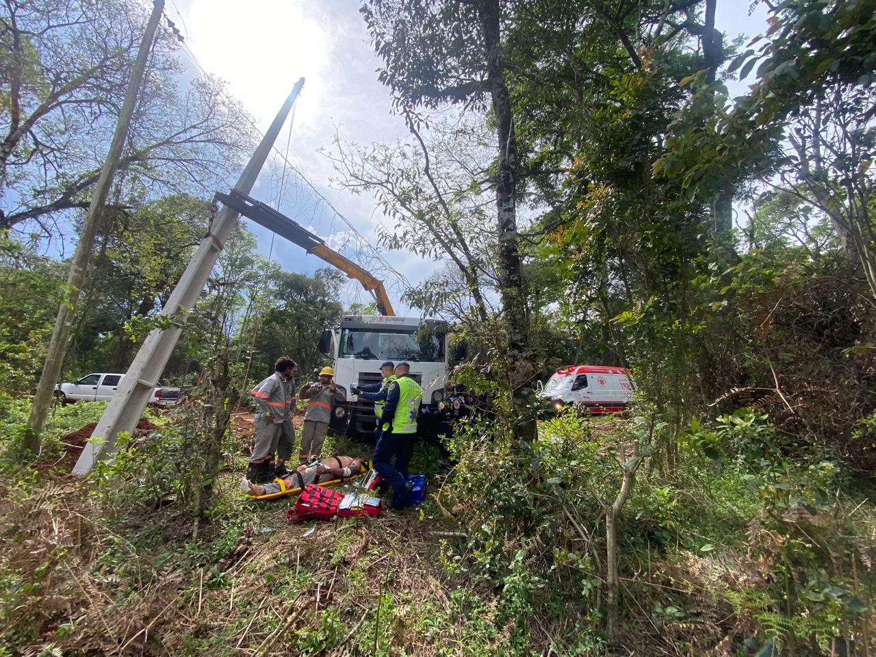 Duas vítimas são atendidas após choque elétrico em fios de alta tensão em Chapecó