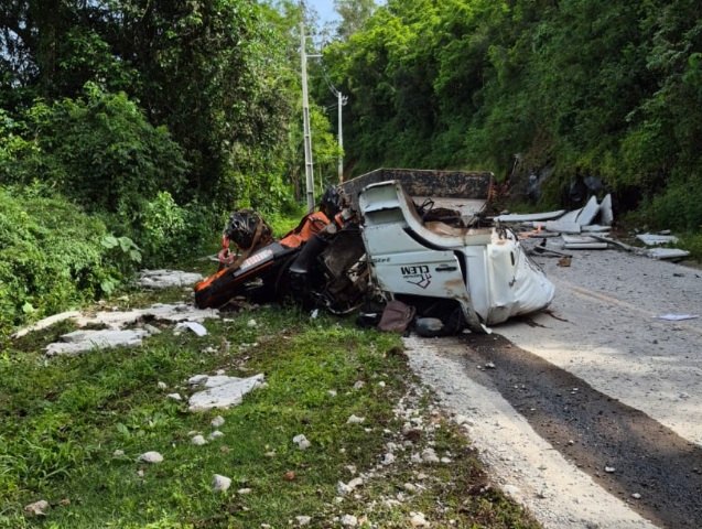 Caminhão colide contra paredão de pedras e motorista morre em Itapiranga