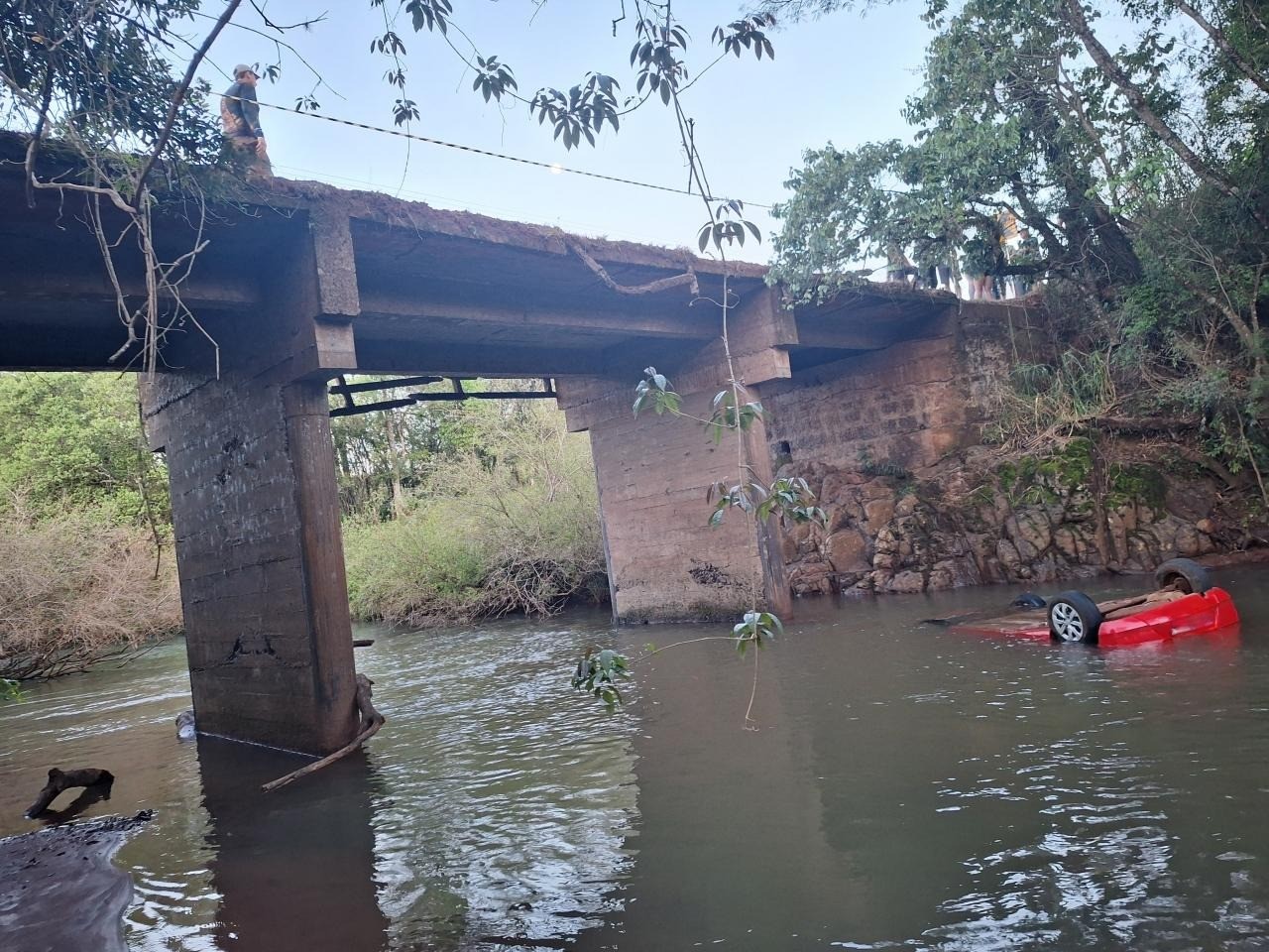 Mulher morre após veículo cair de ponte e ficar submerso em rio, em Princesa