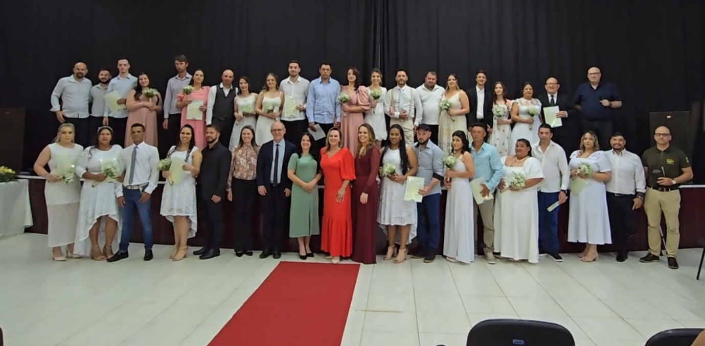 Casamento coletivo une 16 casais em cerimônia realizada em Campo Erê