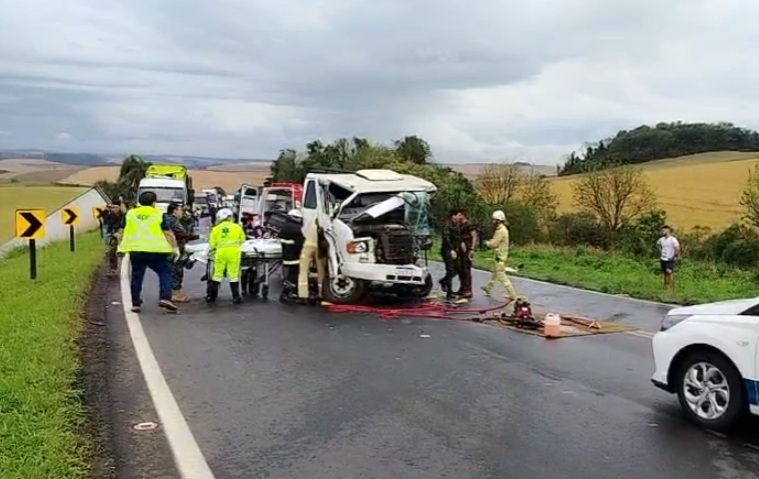 Colisão frontal na PR-280 em Renascença envolve caminhões de Anchieta e Xanxerê