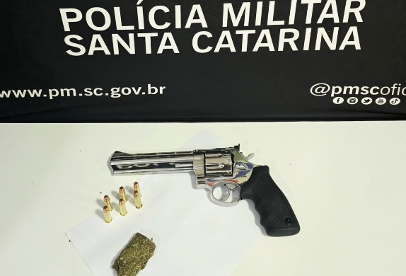 Discussão entre duas mulheres termina na delegacia com apreensão de arma