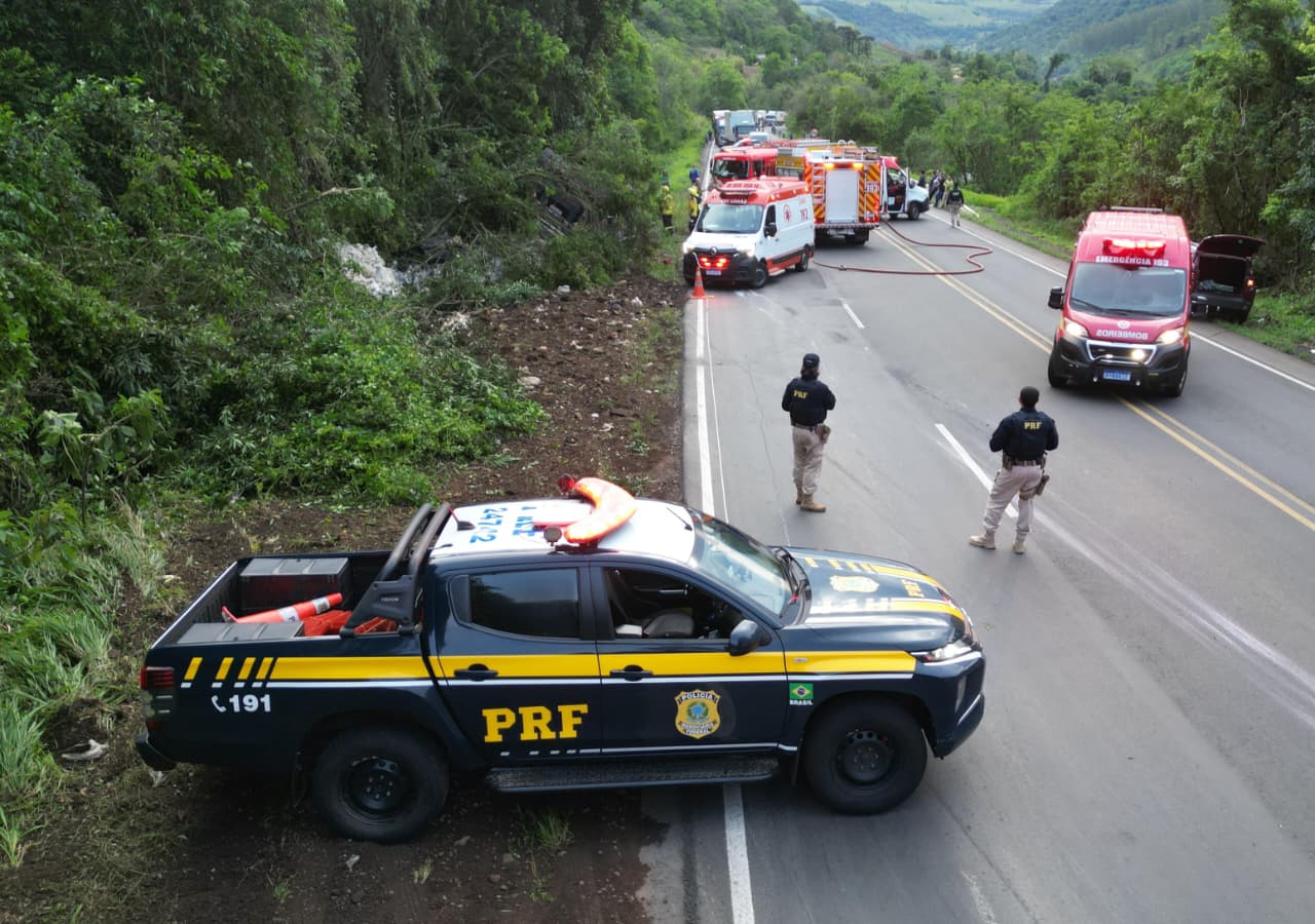 BR-282 fica interditada por cerca de três horas após capotamento de caminhão