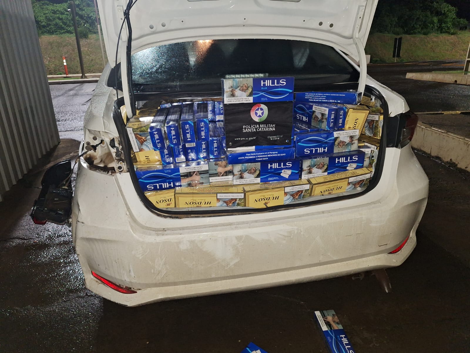 Fuga após tentativa de abordagem termina com apreensão de cigarros e drogas em São Miguel do Oeste