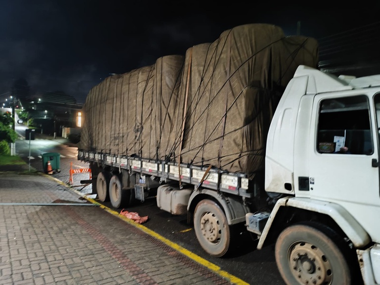 PF apreende 1.200 caixas de vinho argentino em caminhão em Flor da Serra do Sul