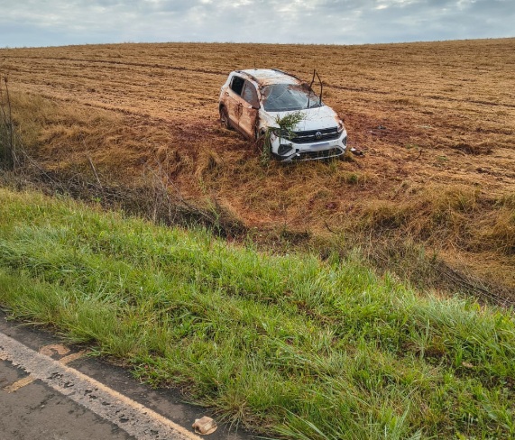 Capotamento na PR-180 deixa três pessoas feridas
