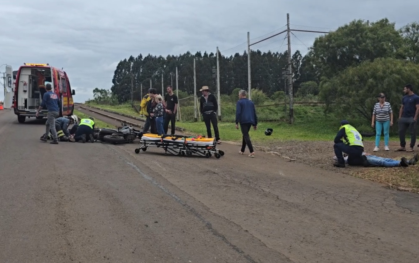 Acidente entre moto e carro deixa três feridos em Campo Erê