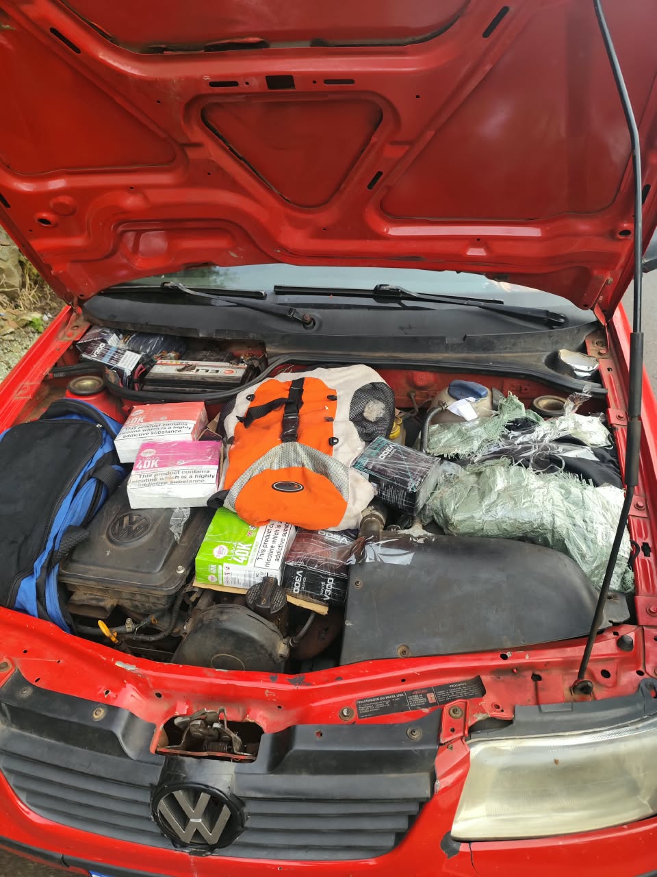 Idoso é preso com contrabando escondido no motor do carro em Concórdia