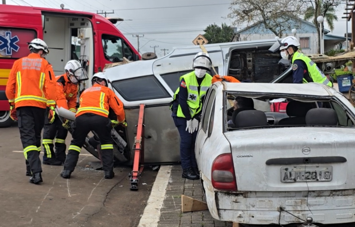 Vídeo - Simulado de resgate veicular é realizado em Campo Erê