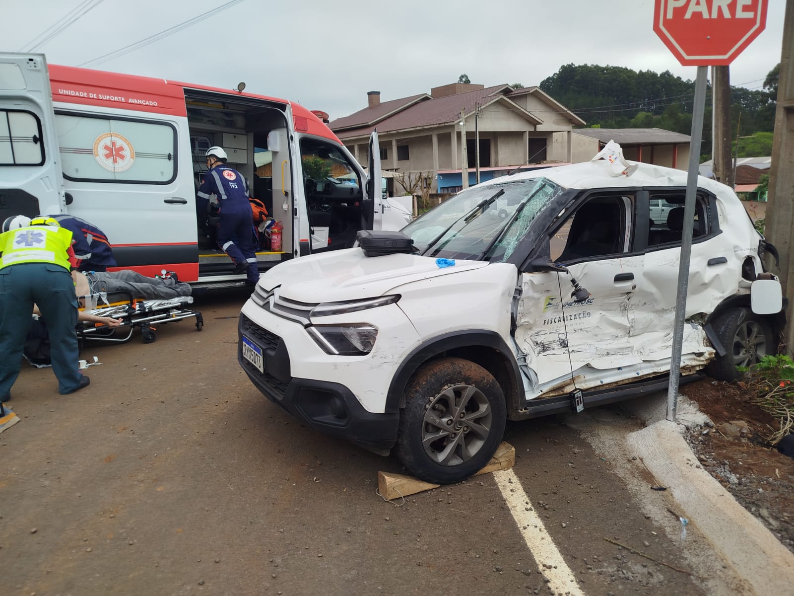 Acidente na SC-305 entre caminhão e carro deixa dois feridos