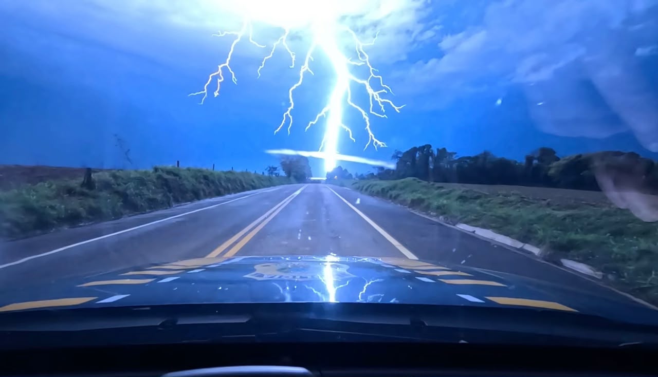 Imagem impressionante é registrada por câmera de viatura da PRF durante tempestade em Terra Roxa, no Paraná