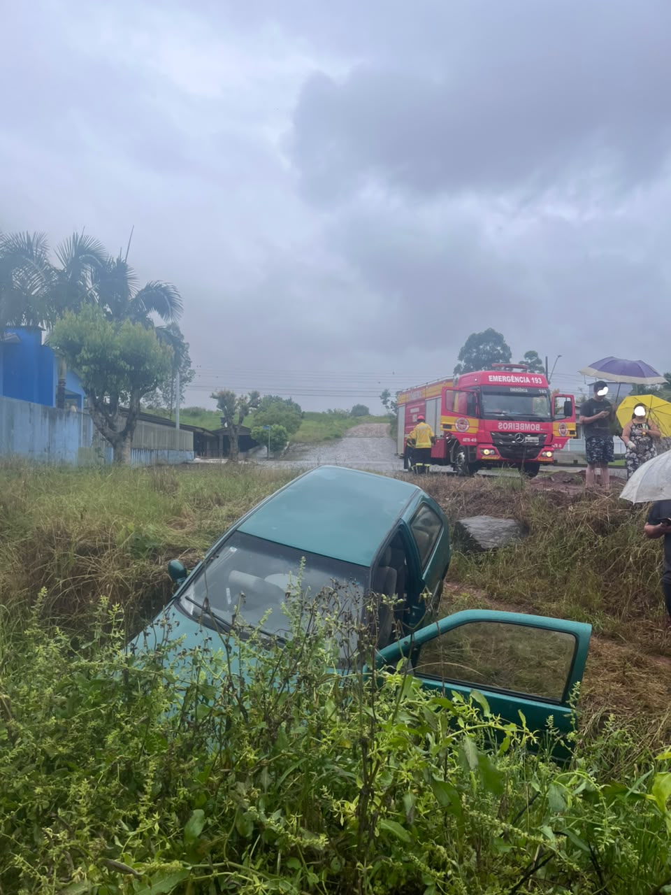 Idoso é socorrido com suspeita de AVC após capotar veículo em Cunha Porã