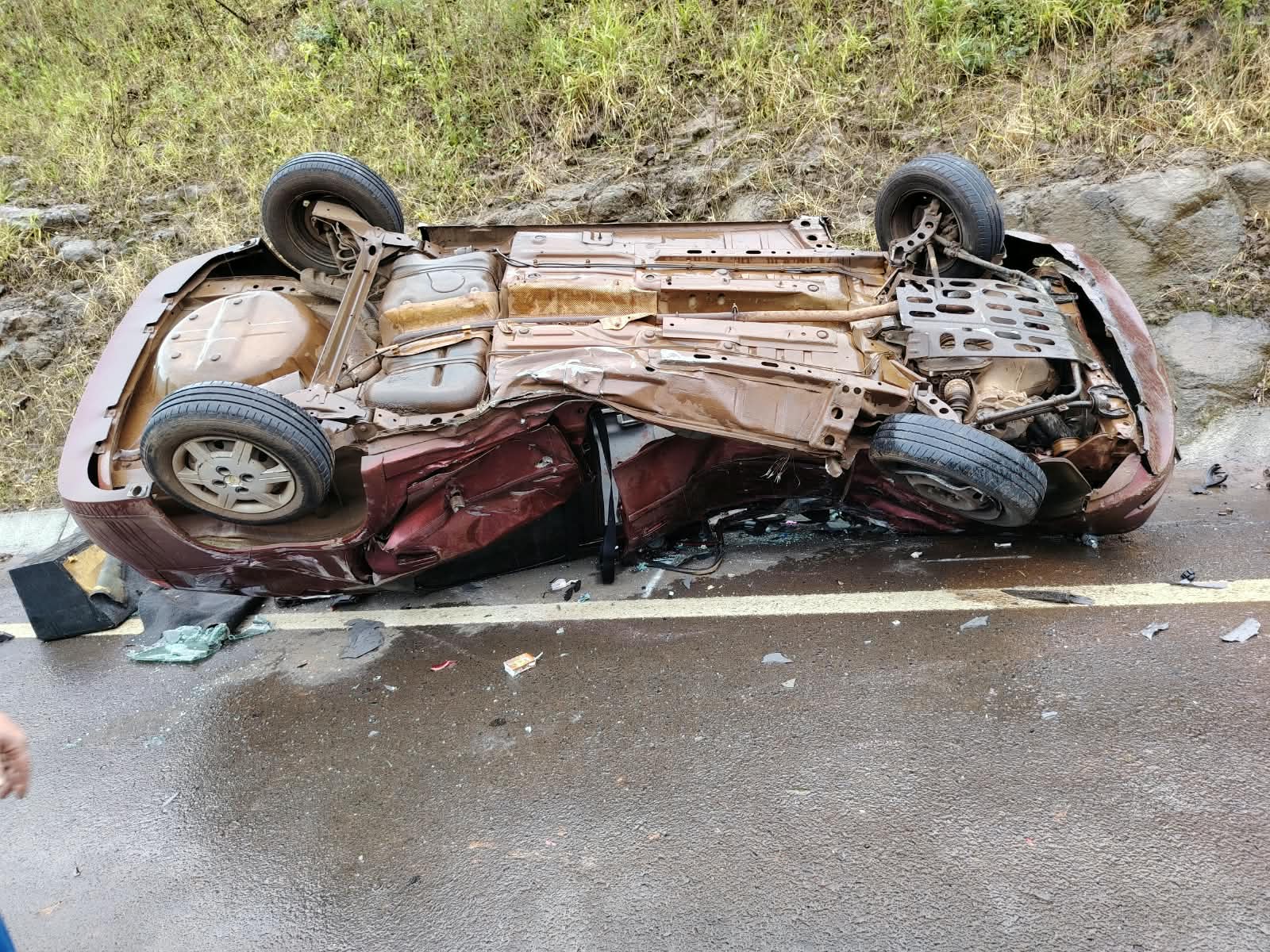 Mulher fica com ferimentos graves após veiculo que ela estava chocar-se com caminhão