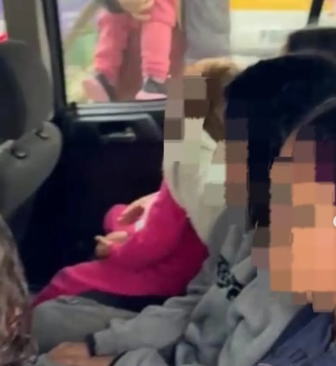 Polícia flagra 11 pessoas dentro de um GM Corsa em Florianópolis; nove eram crianças