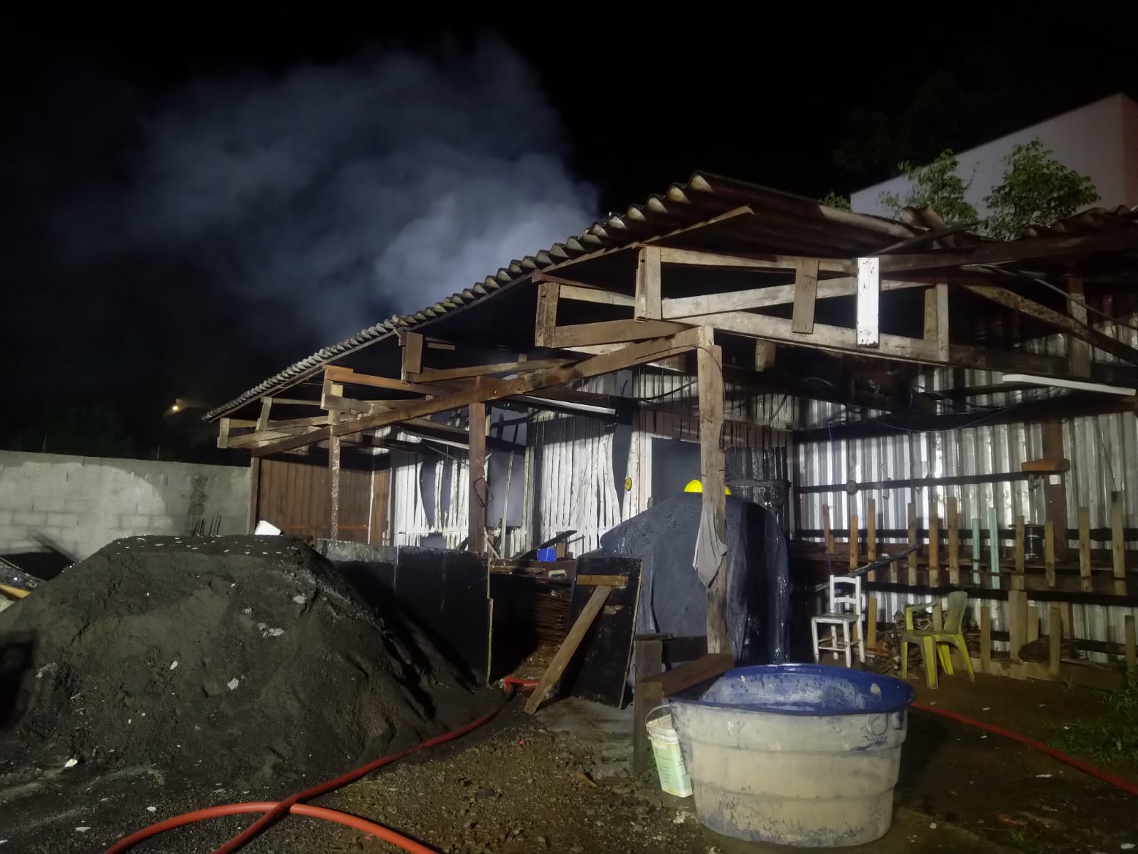 Abrigo de ferramentas pega fogo durante a madrugada em Quilombo