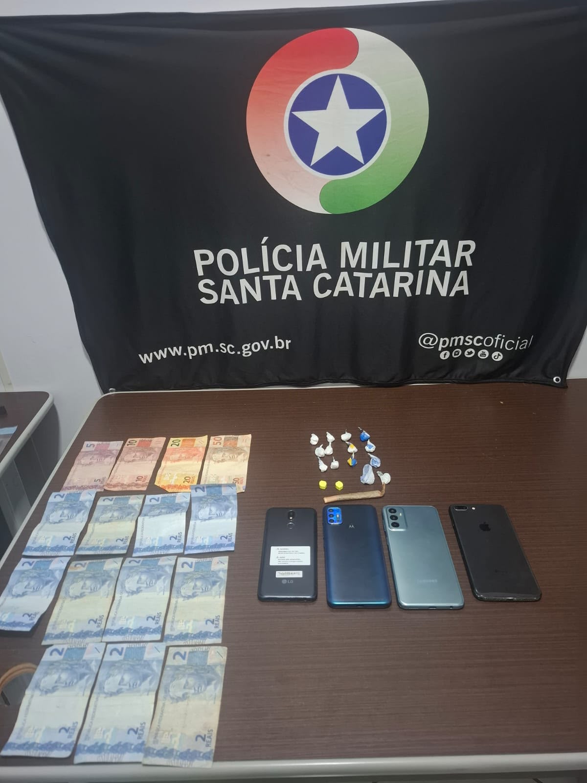 PM atende ocorrência de perturbação do sossego e encontra drogas, adolescentes embriagados e suspeitos com tornozeleira eletrônica em Maravilha