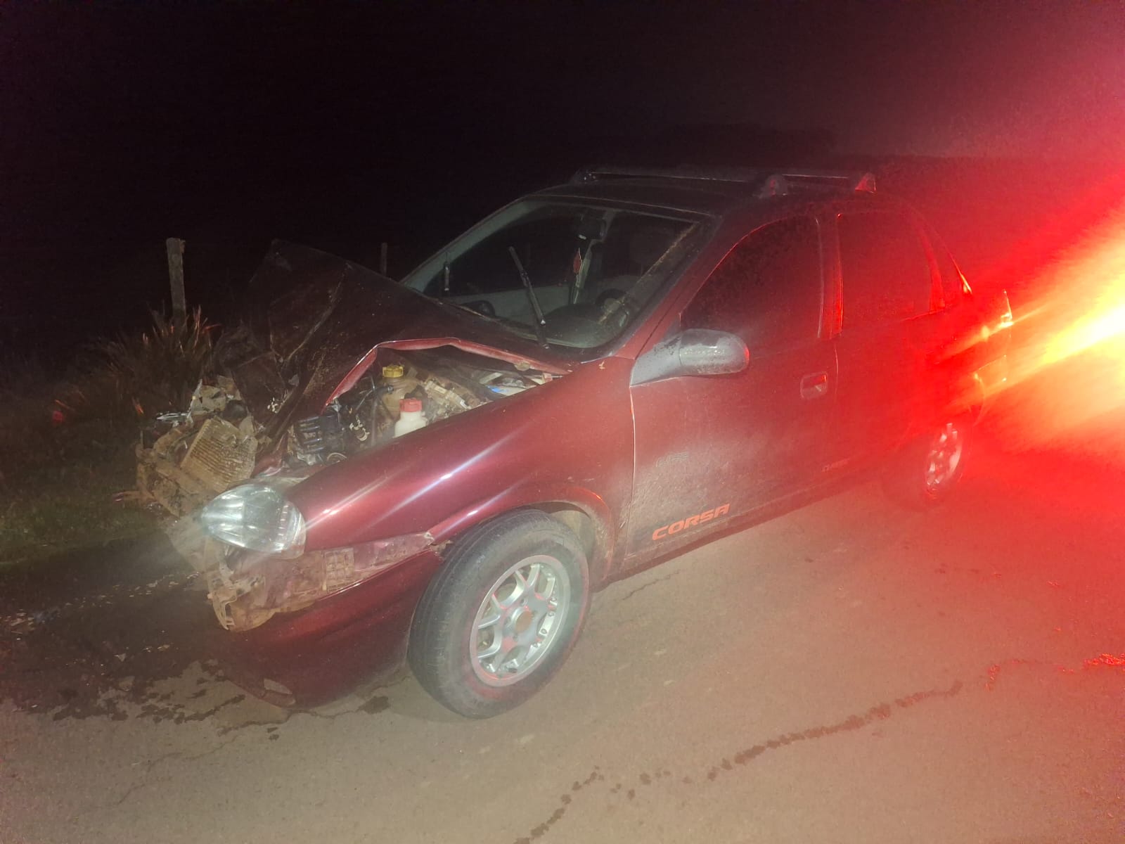 Colisão traseira entre dois veiculos na SC 305 em Campo Erê deixa dois veiculos avariados.