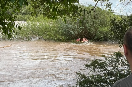 Jovem de 19 anos é resgatado pelos bombeiros após ser levado pela correnteza do Rio Chapecó