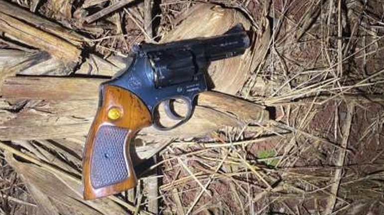Fugiu? Só tentou: homem foge de barreira policial, mas é alcançado e preso com revólver calibre .38
