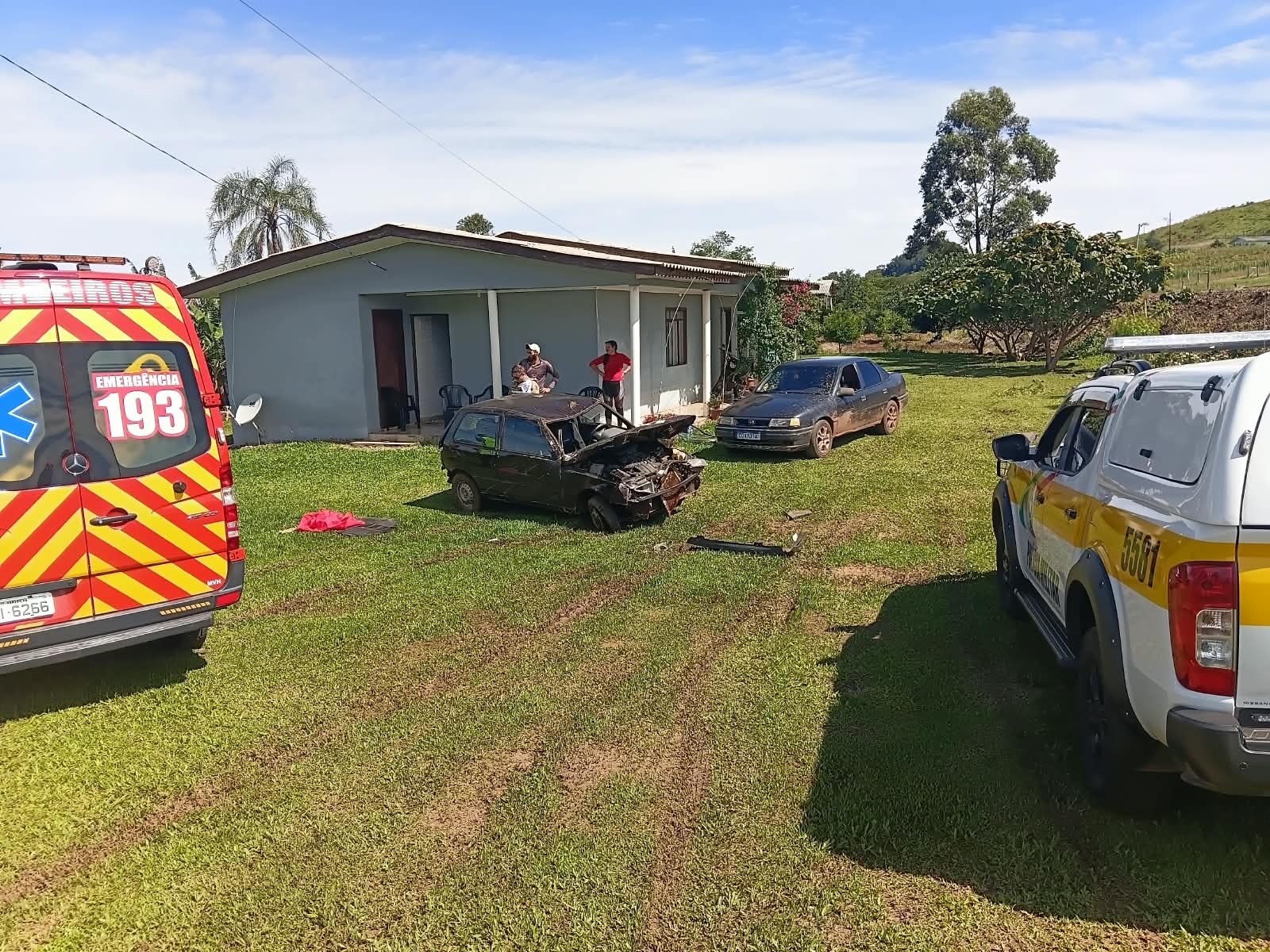 Três pessoas são atendidas pelos bombeiros após capotamento de veículo em Anchieta