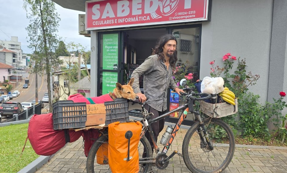 Argentino viaja de bicicleta de Córdoba até Bombinhas, no litoral catarinense, acompanhado da namorada e do cão de estimação