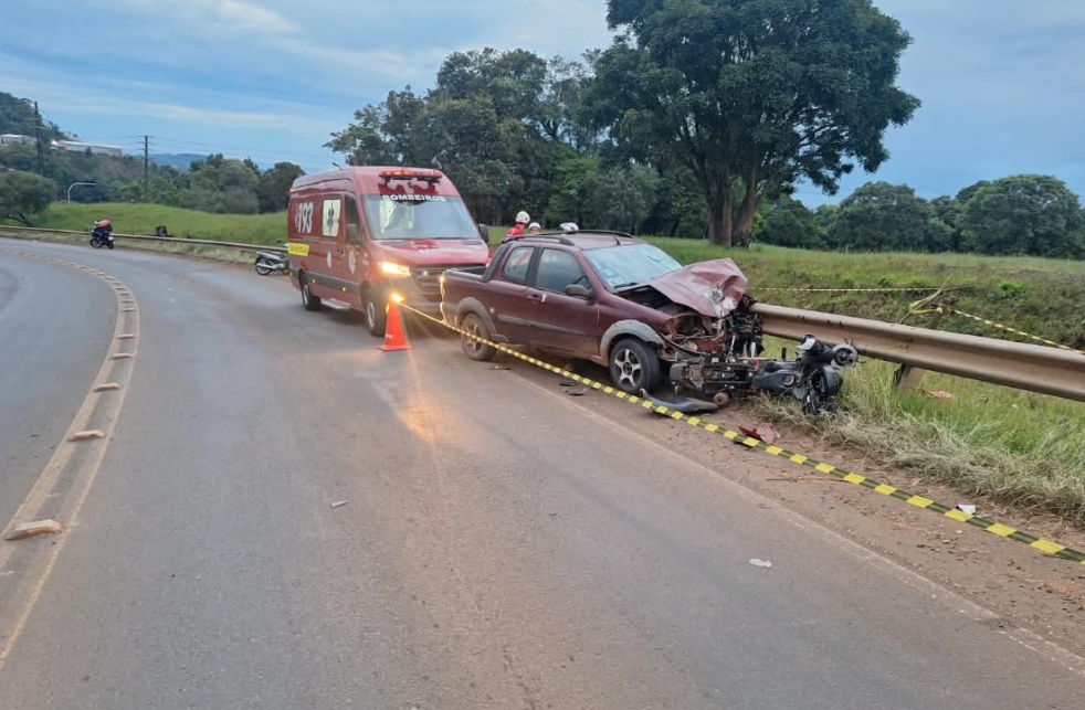 Jovem de 23 anos morre em colisão frontal entre moto e picape na SC-283, em Concórdia